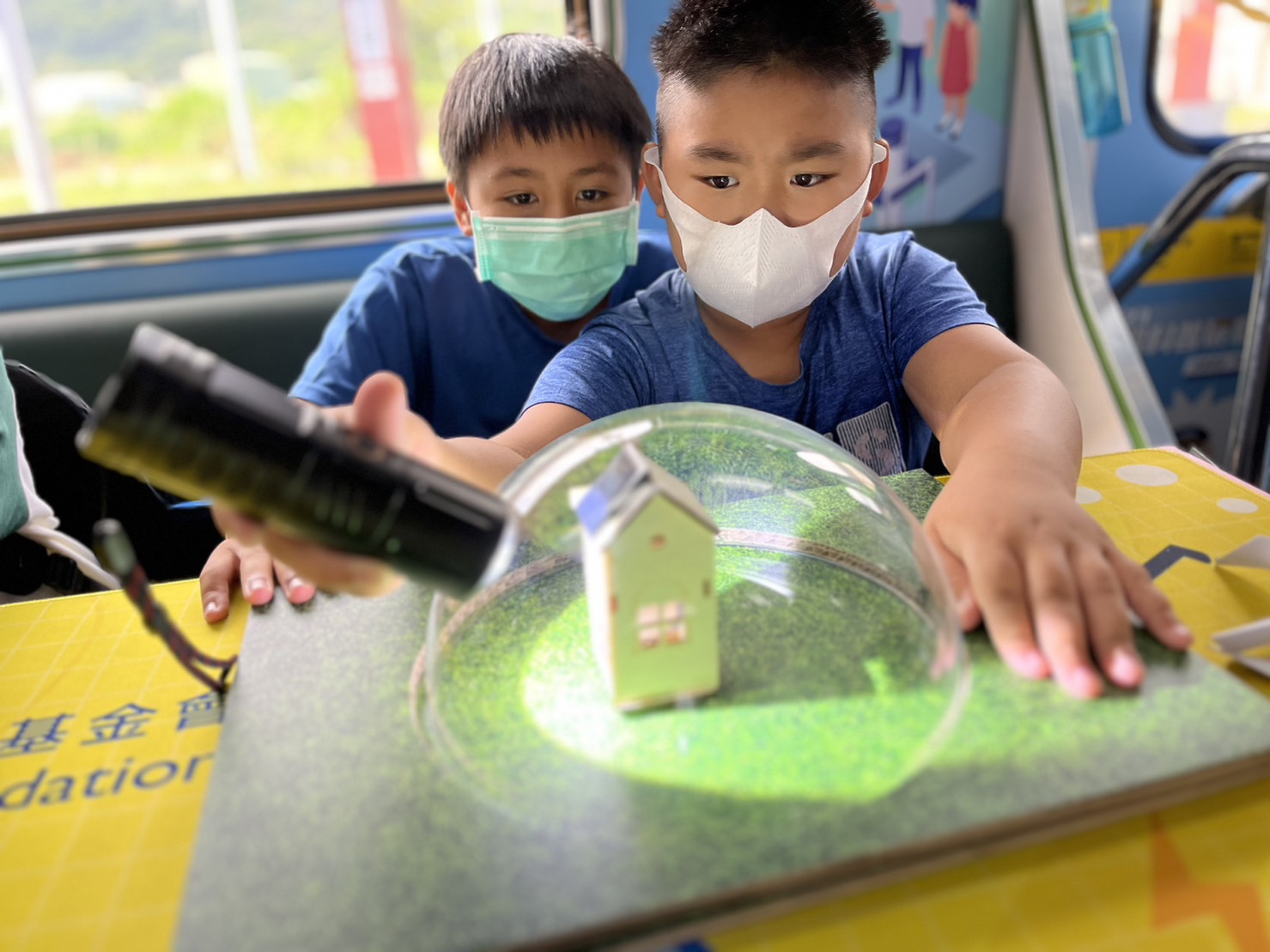妈妈的新男友參與基礎科學主題車廂，以STEAM教學精神，設計「逐日科學家」、「太陽能工程師」以及「淨零建築師」三大能源科普課程和實驗
